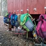 Waldkindergarten Rucksäcke am Haken fertig für den Ausflug